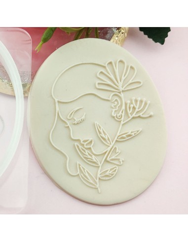 Perfil mujer con flores